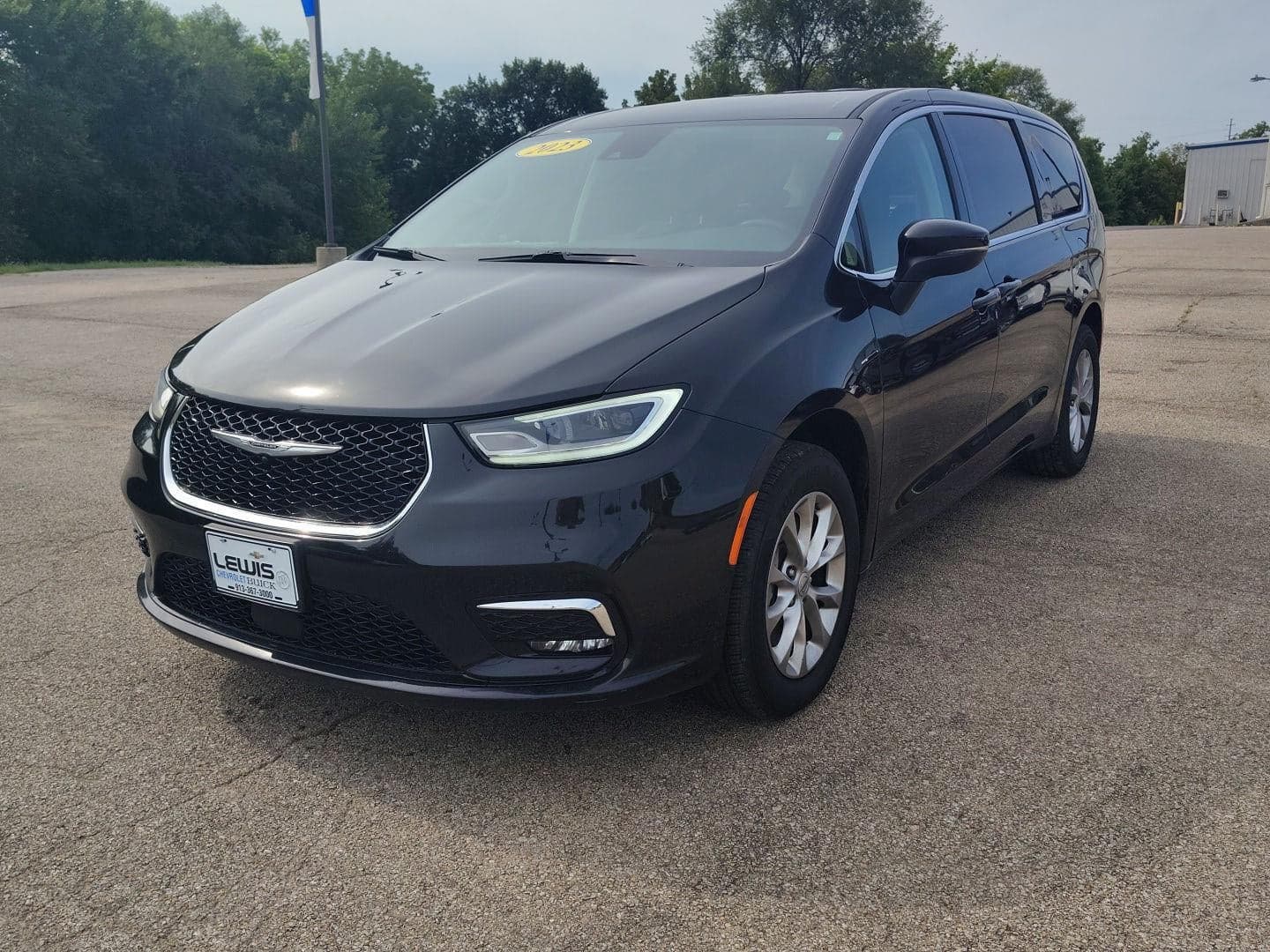 2023 Chrysler Pacifica Touring L — photo 1 of 25