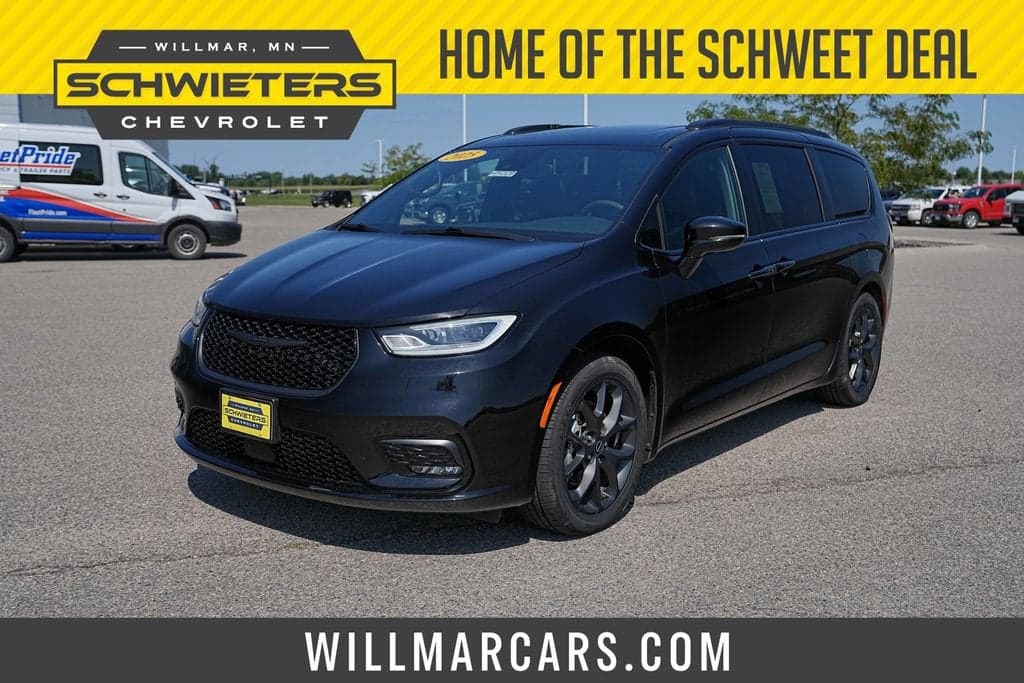 2025 Chrysler Pacifica Limited — photo 1 of 36