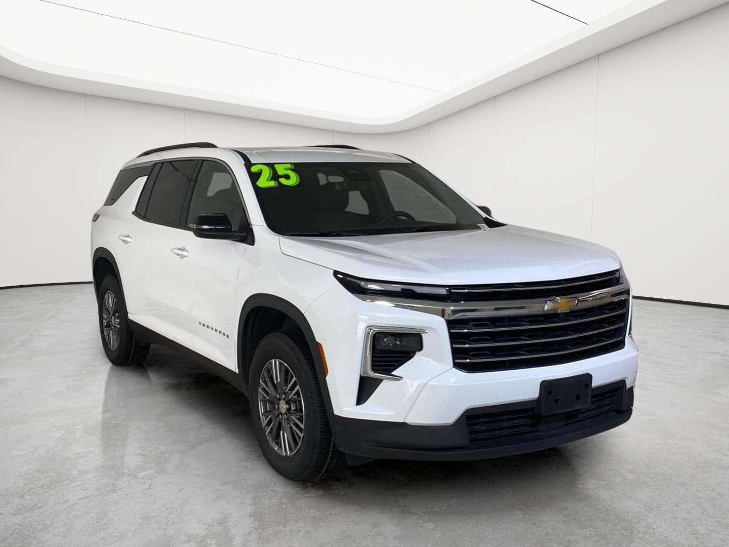 2025 Chevrolet Traverse LT — photo 1 of 74