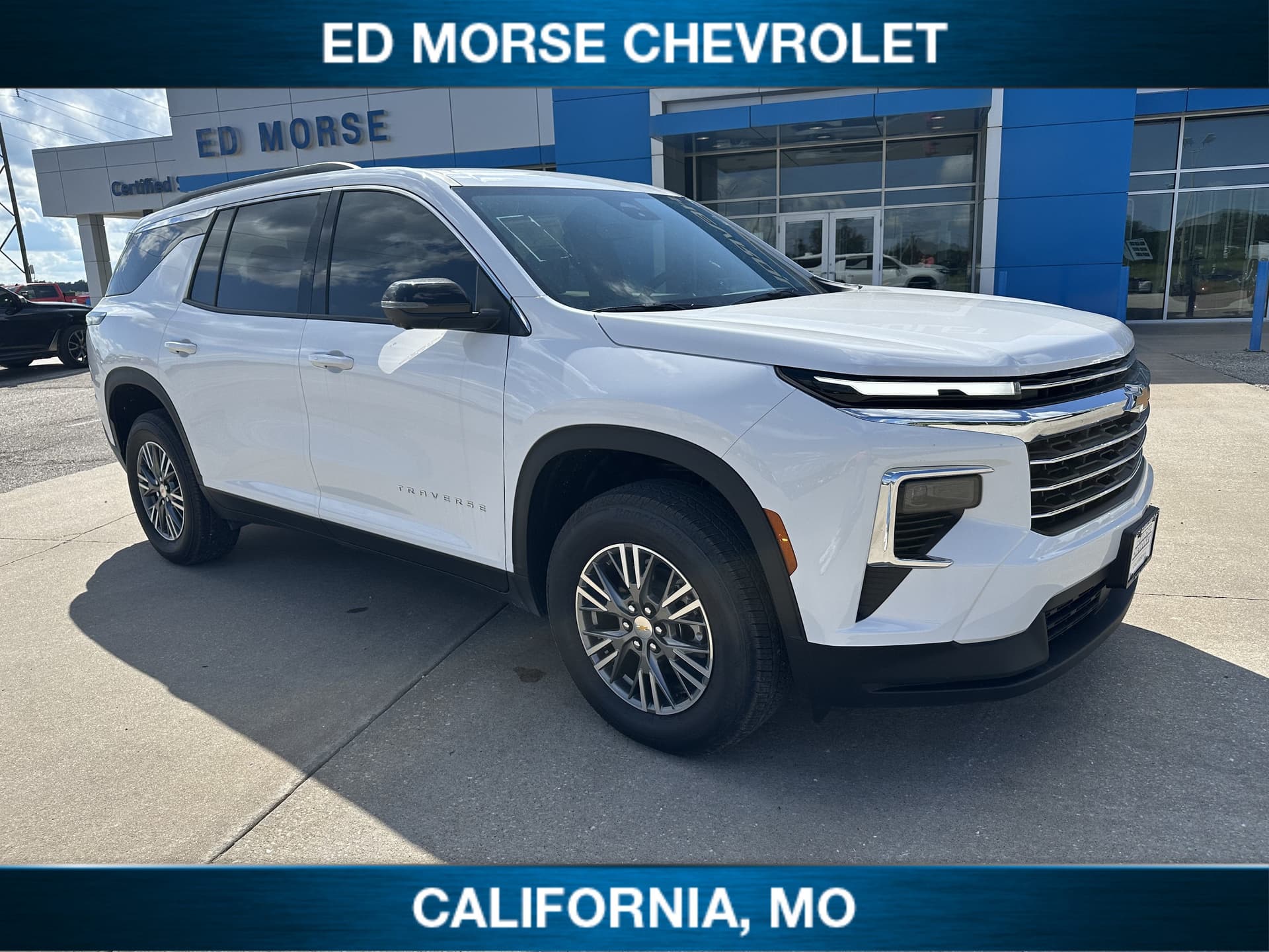 2026 Chevrolet Traverse FWD LT — photo 1 of 44