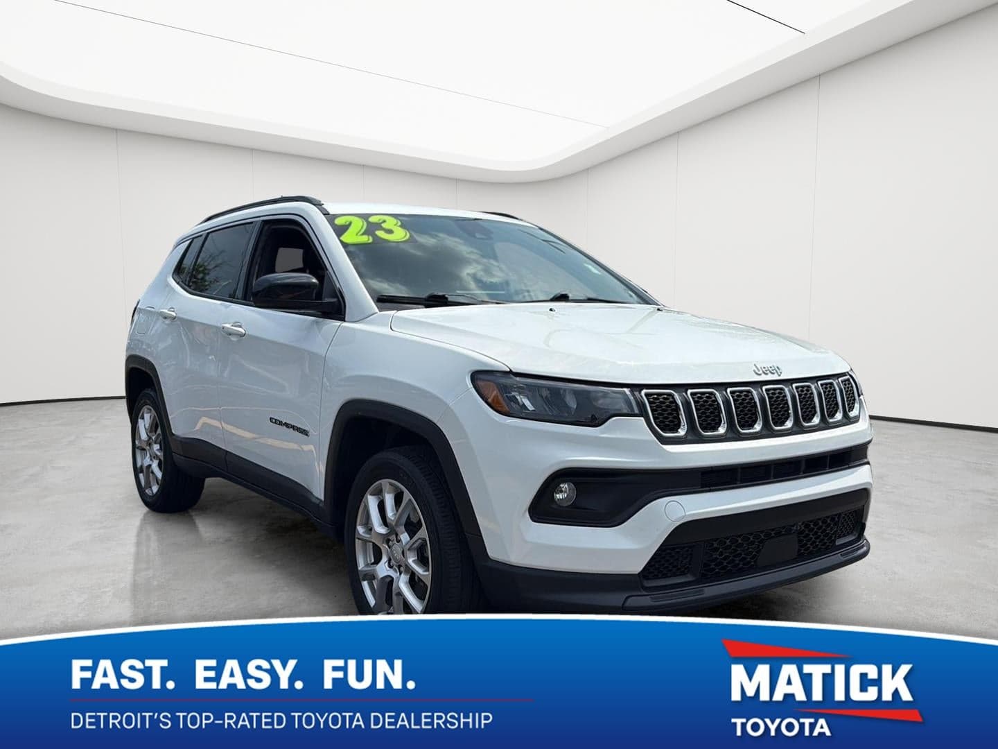 2023 Jeep Compass Latitude Lux — photo 1 of 28