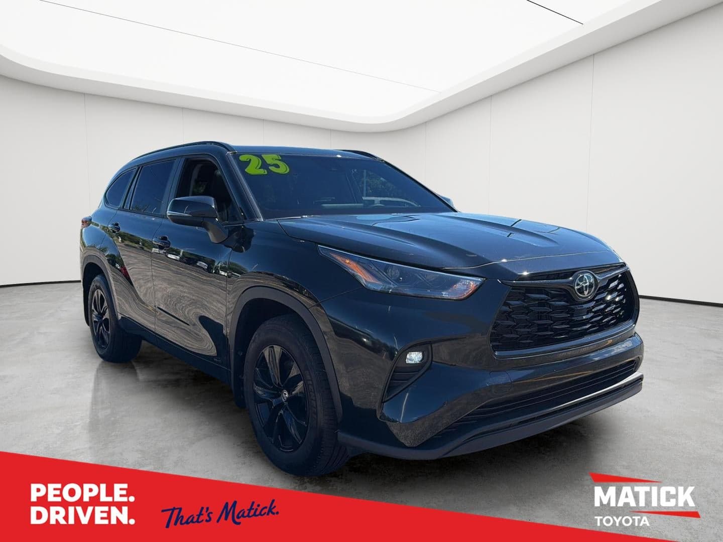 2025 Toyota Highlander Hybrid XLE Nightshade — photo 1 of 10