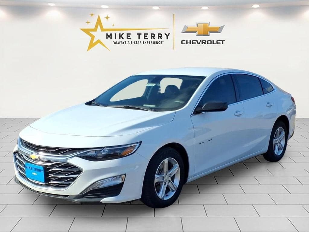 2022 Chevrolet Malibu LS — photo 1 of 36