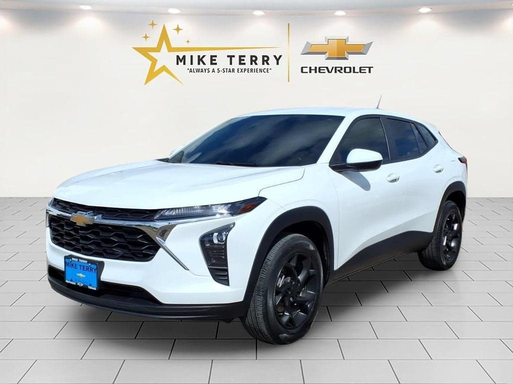 2025 Chevrolet Trax LS — photo 1 of 39