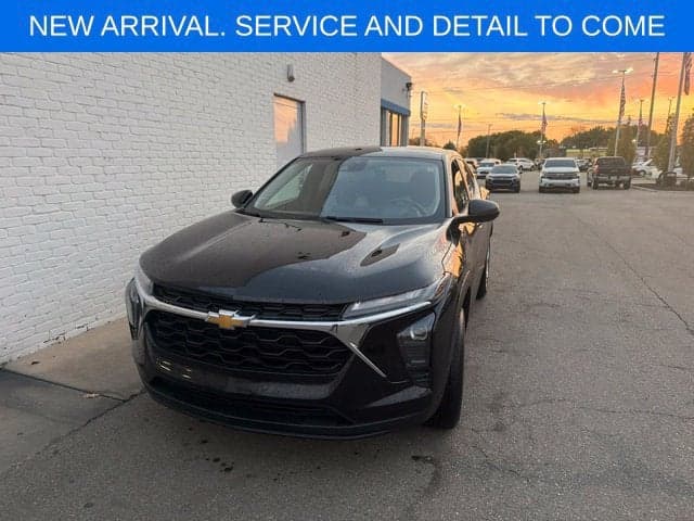 2024 Chevrolet Trax LS — photo 1 of 5