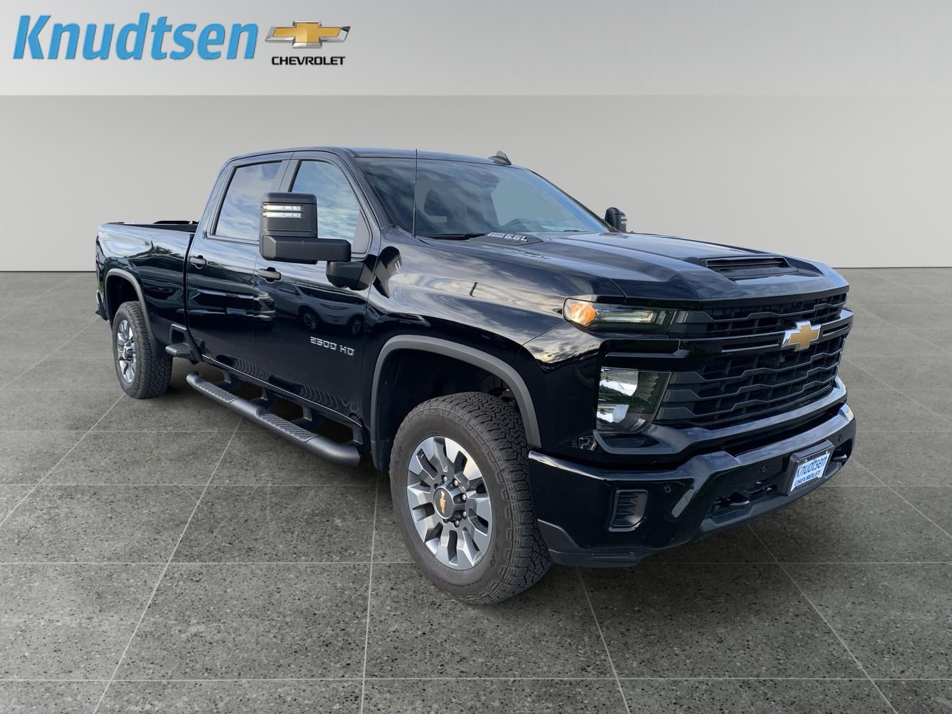 2025 Chevrolet Silverado 2500HD Custom — photo 1 of 10