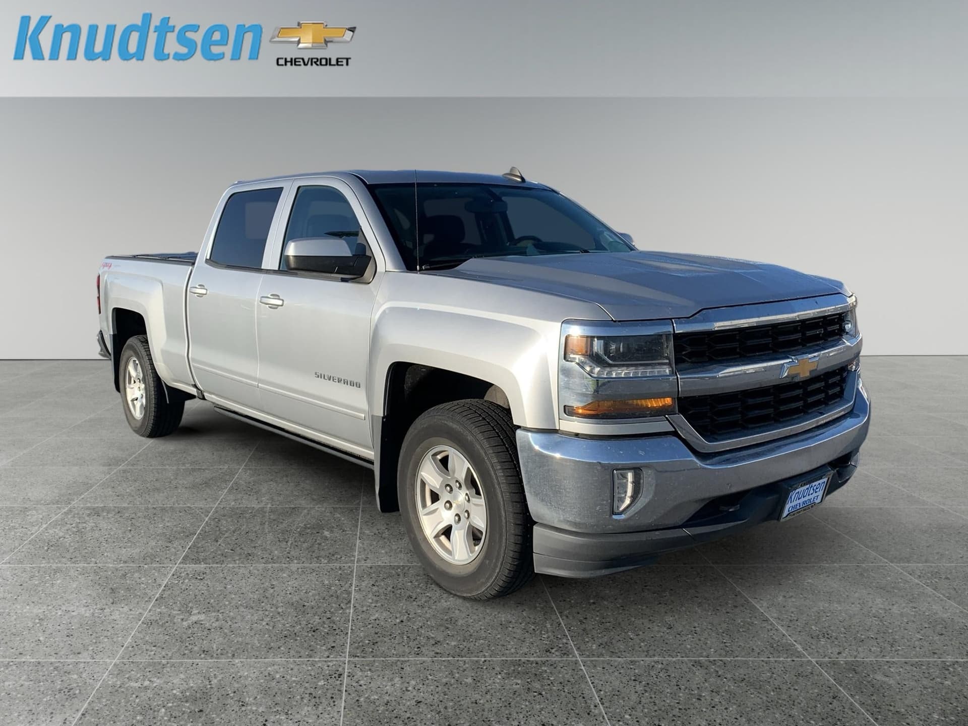 2017 Chevrolet Silverado 1500 LT — photo 1 of 10