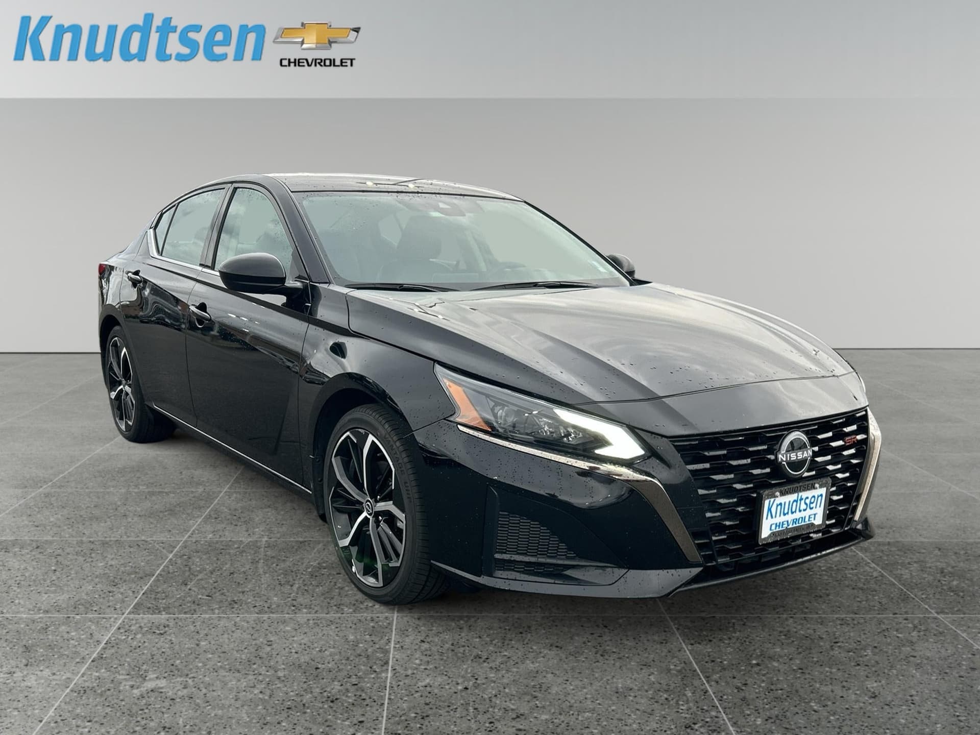 2025 Nissan Altima SR — photo 1 of 10