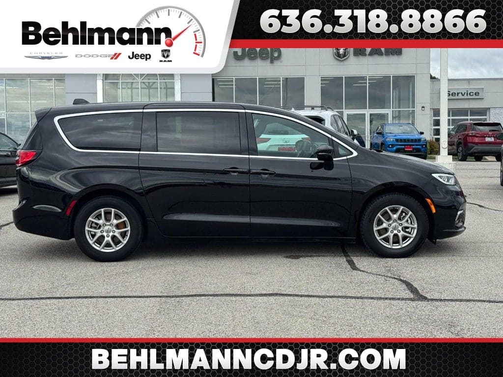 2025 Chrysler Pacifica Select — photo 1 of 5