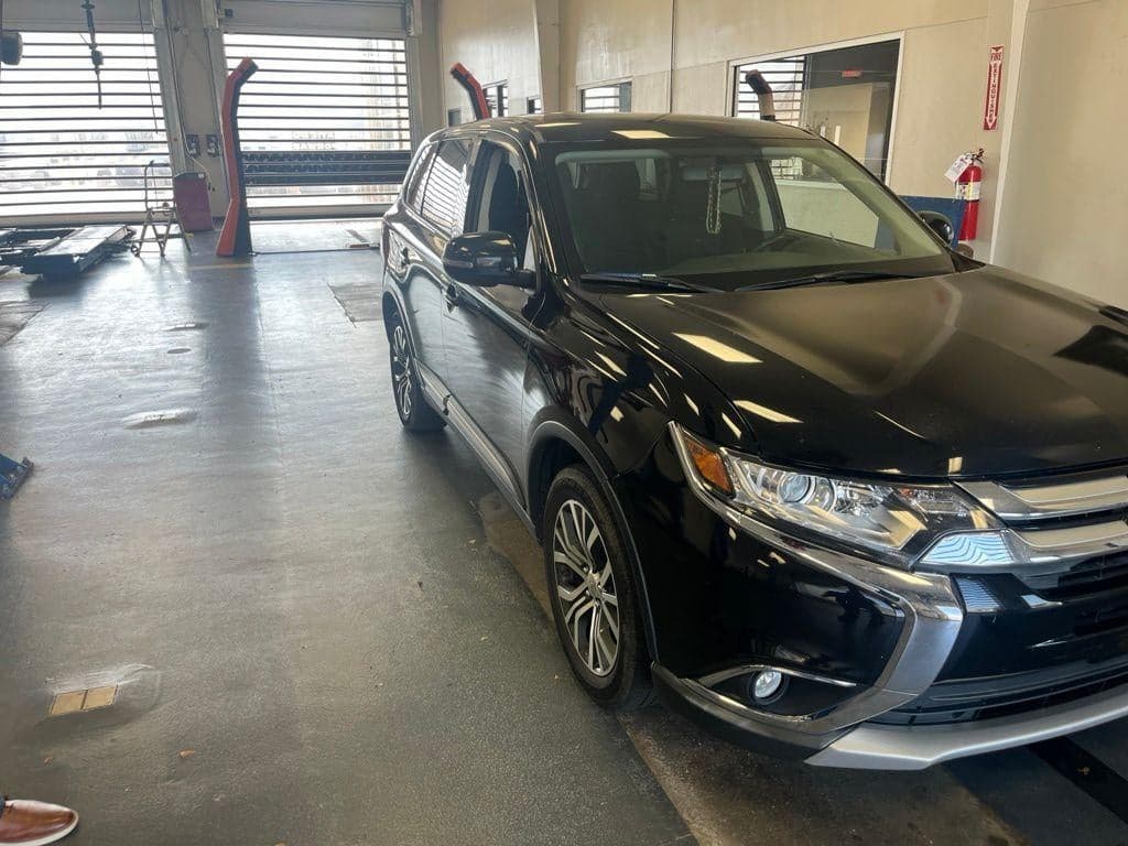 2018 Mitsubishi Outlander SE — photo 1 of 29