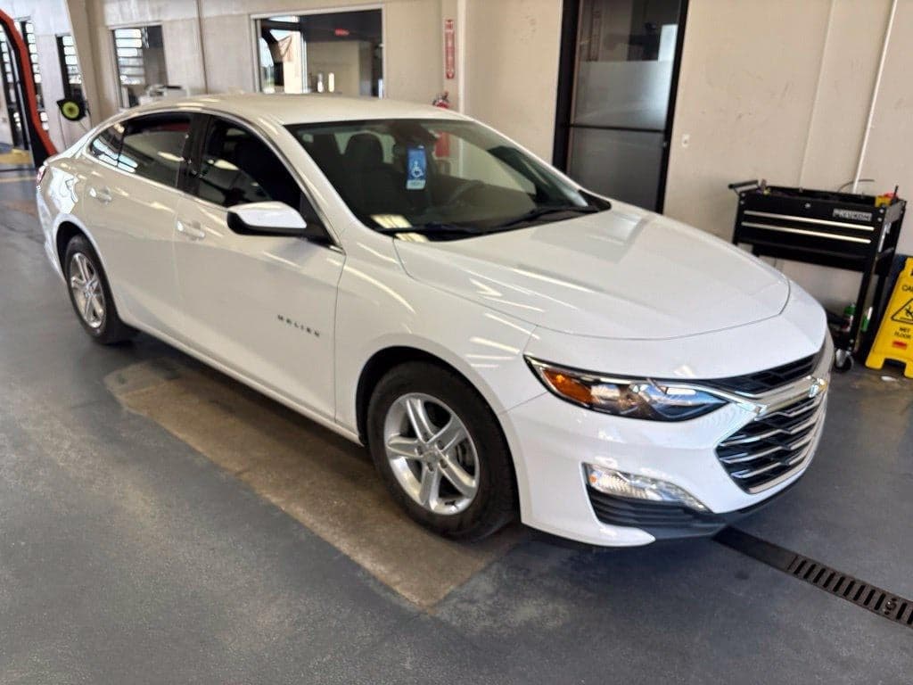 2024 Chevrolet Malibu LT — photo 1 of 5