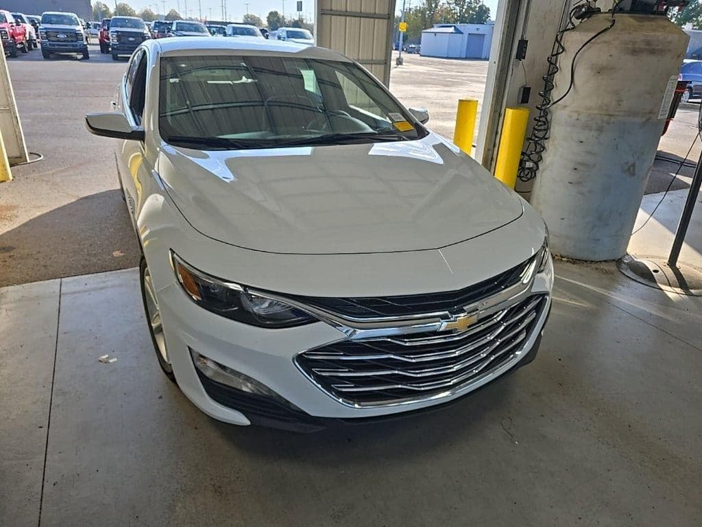 2024 Chevrolet Malibu LT — photo 1 of 5