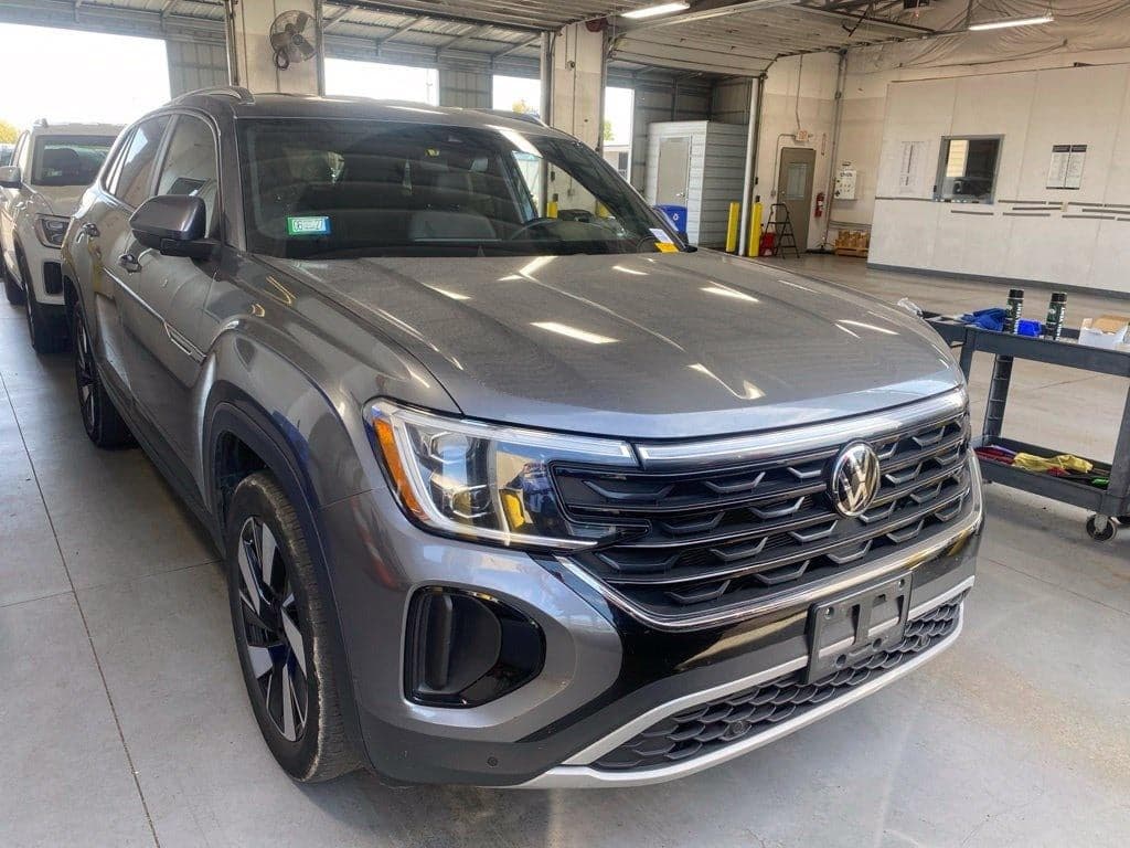2025 Volkswagen Atlas Cross Sport 2.0T SE w/Technology — photo 1 of 5