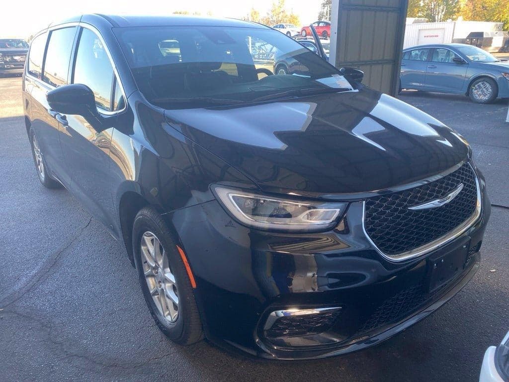 2026 Chrysler Pacifica Select — photo 1 of 5
