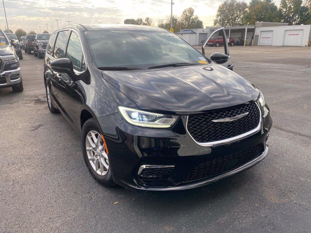 2026 Chrysler Pacifica Select — photo 1 of 5
