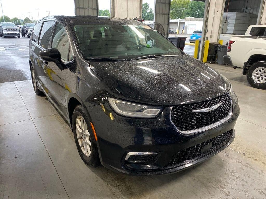 2024 Chrysler Pacifica Touring L — photo 1 of 24