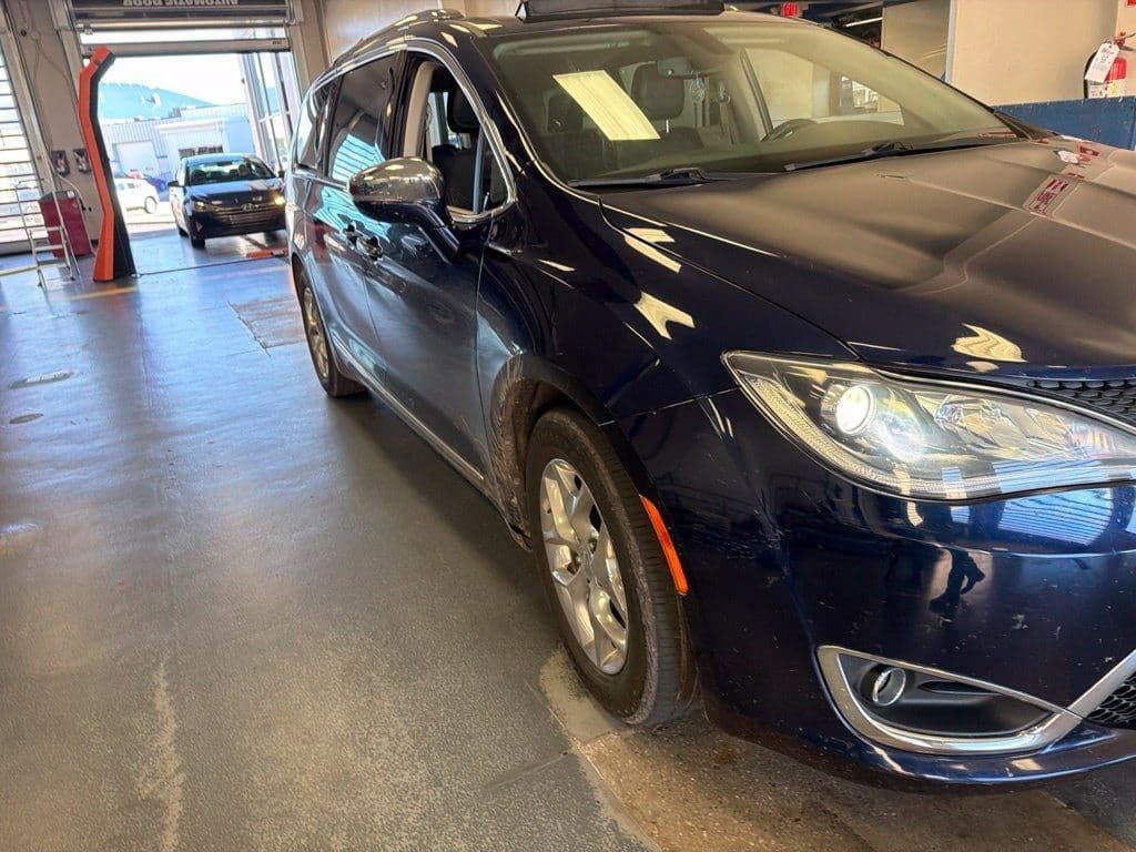 2019 Chrysler Pacifica Limited — photo 1 of 27