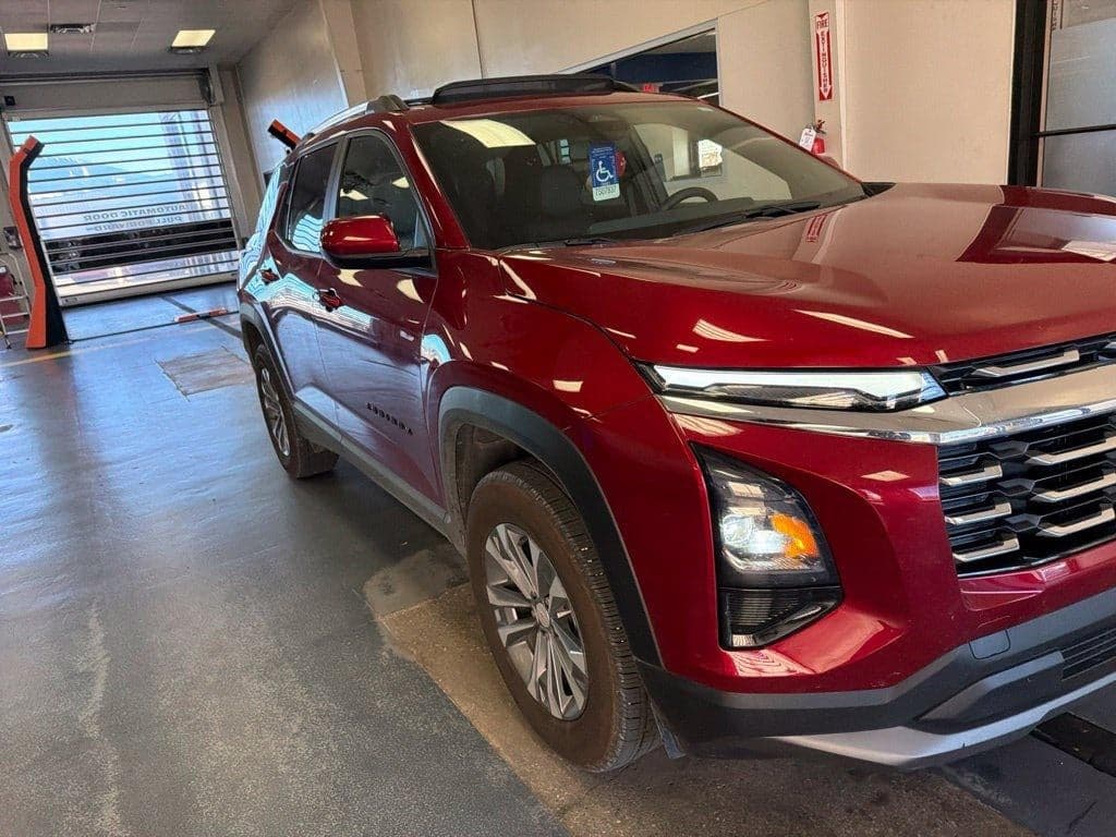 2025 Chevrolet Equinox FWD LT — photo 1 of 28