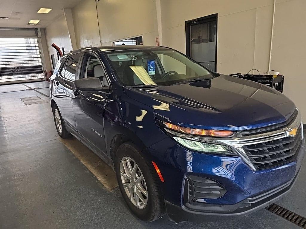 2022 Chevrolet Equinox LS — photo 1 of 27