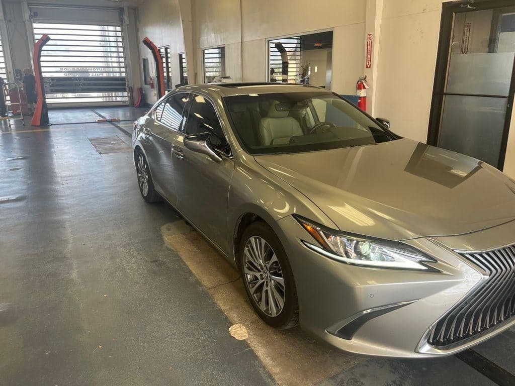 2019 Lexus ES Base — photo 1 of 30