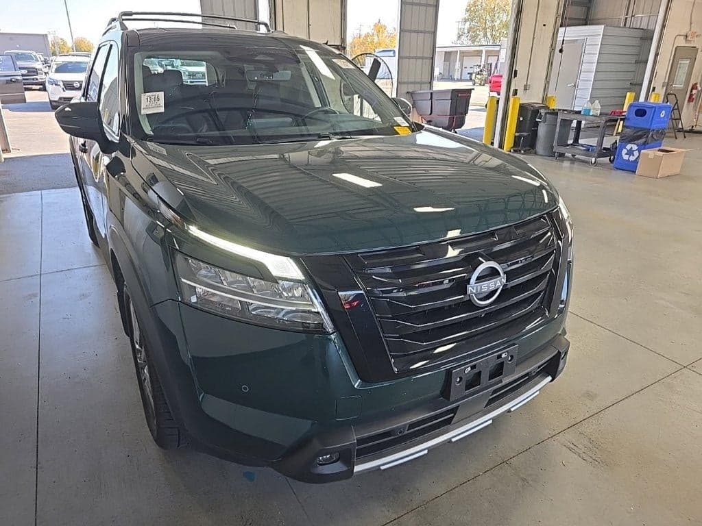 2024 Nissan Pathfinder SL — photo 1 of 5