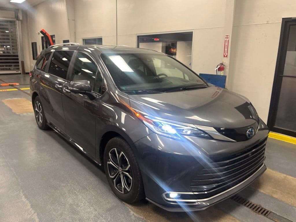 2025 Toyota Sienna Platinum — photo 1 of 5
