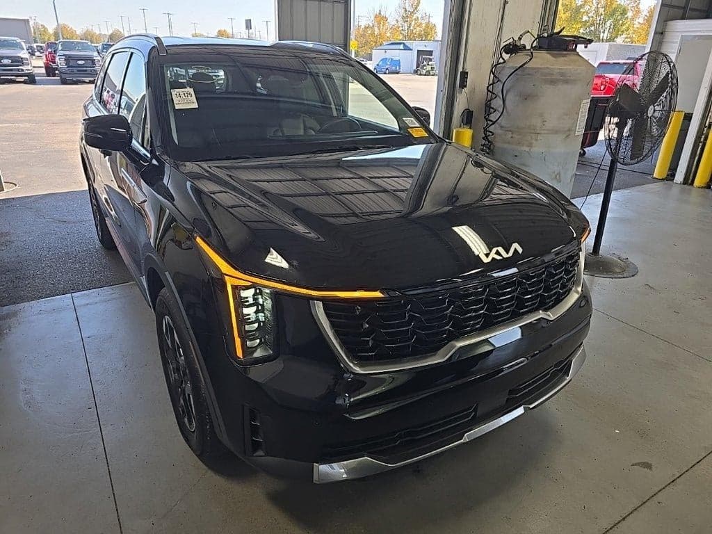 2025 Kia Sorento S — photo 1 of 5