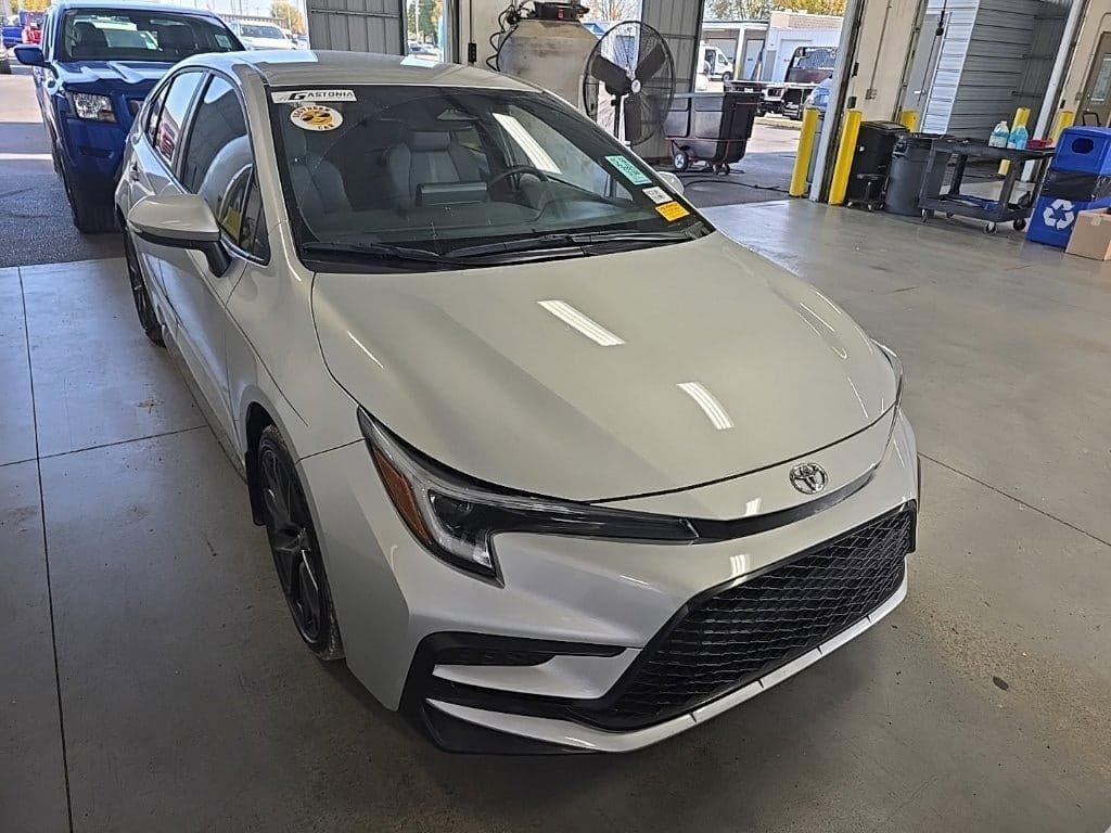 2025 Toyota Corolla SE — photo 1 of 5