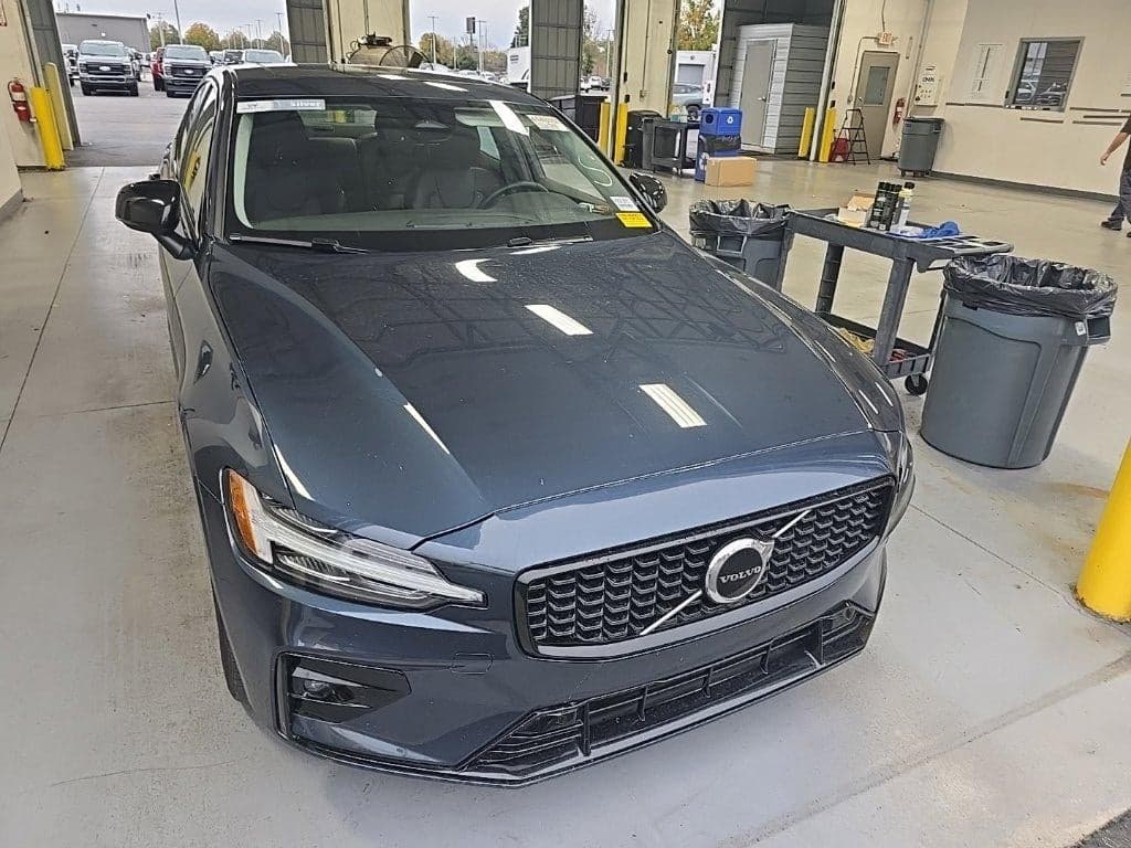 2024 Volvo S60 Core Dark Theme — photo 1 of 5