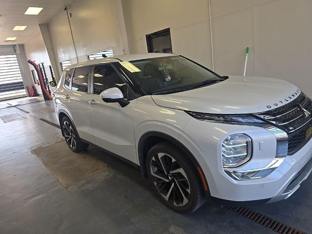 2022 Mitsubishi Outlander SE — photo 1 of 30