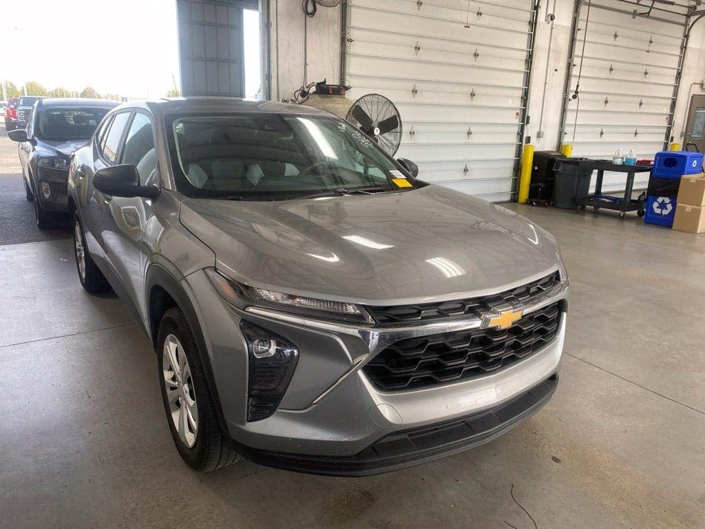 2025 Chevrolet Trax LS — photo 1 of 5