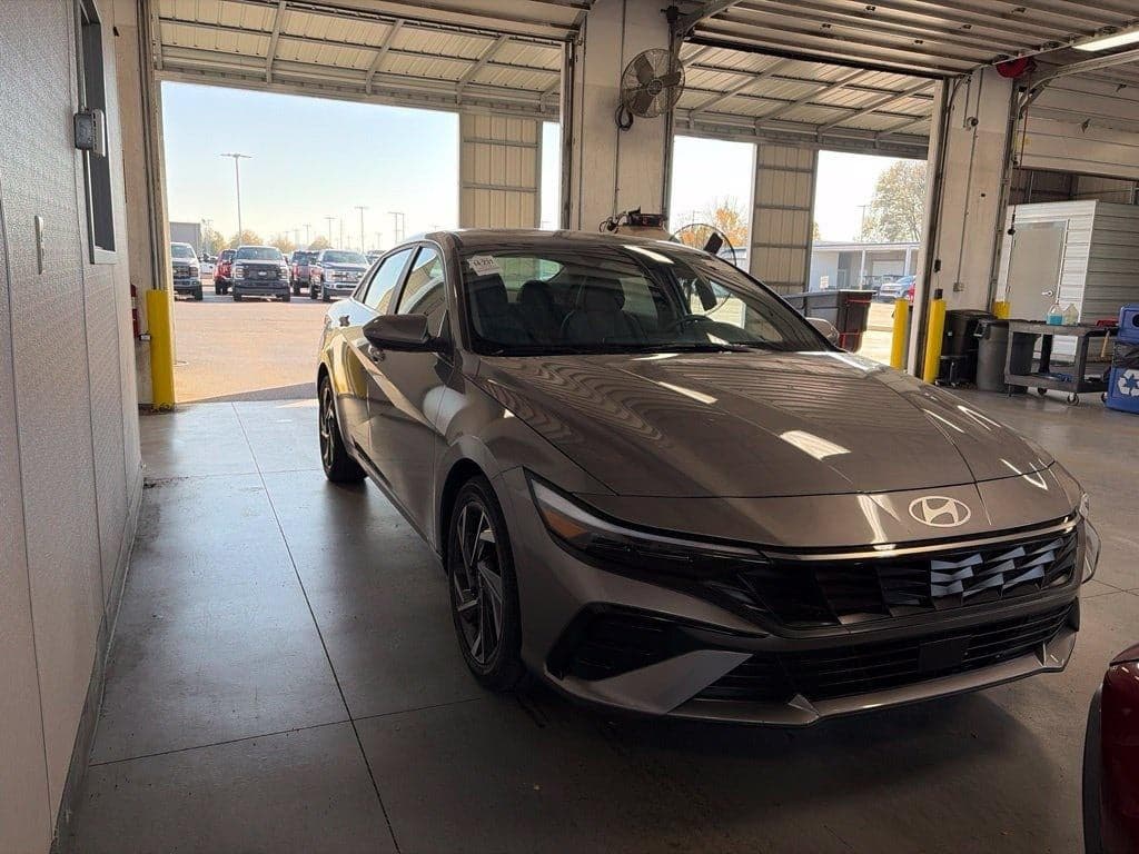 2024 Hyundai Elantra SEL — photo 1 of 5