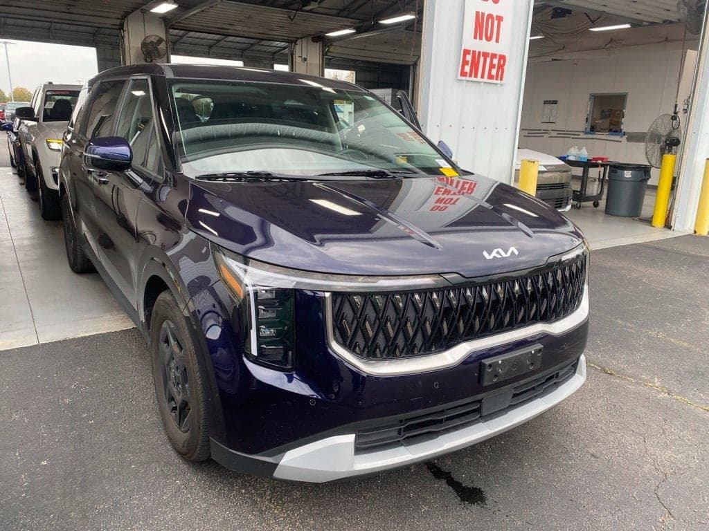 2025 Kia Carnival LXS — photo 1 of 5