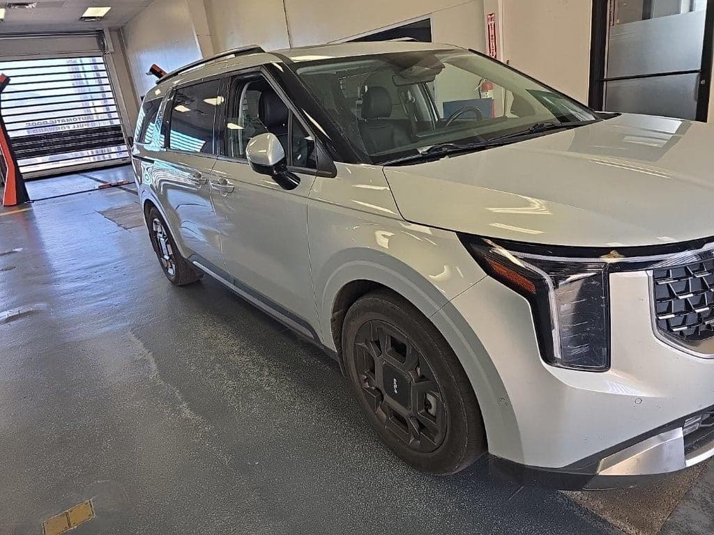2025 Kia Carnival SX — photo 1 of 5