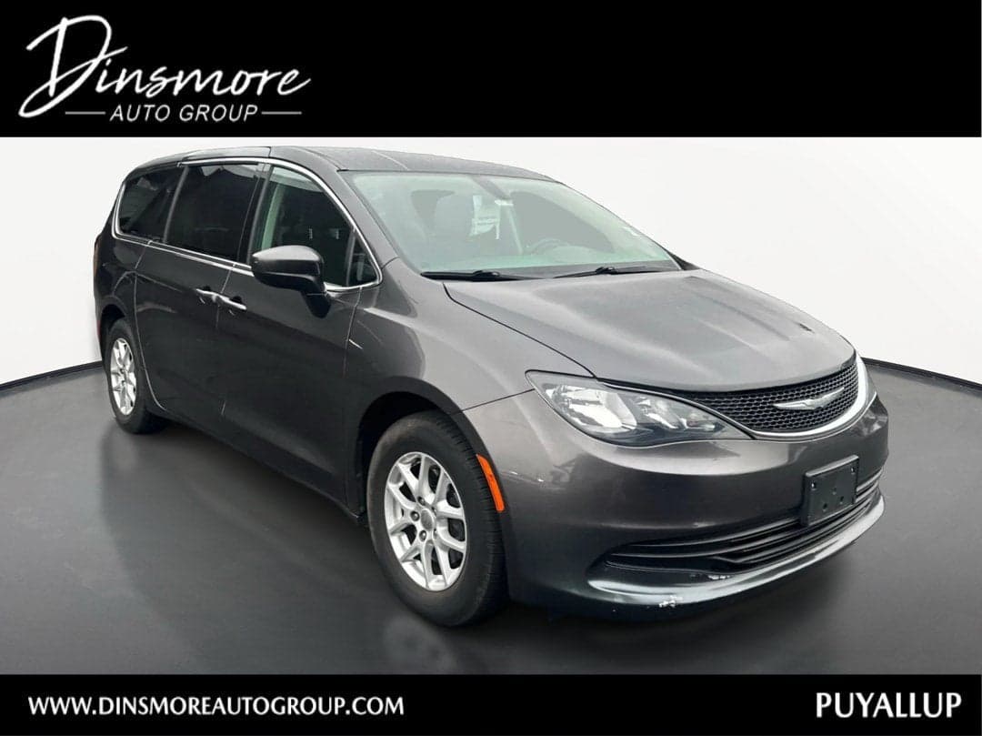 2017 Chrysler Pacifica Touring — photo 1 of 19