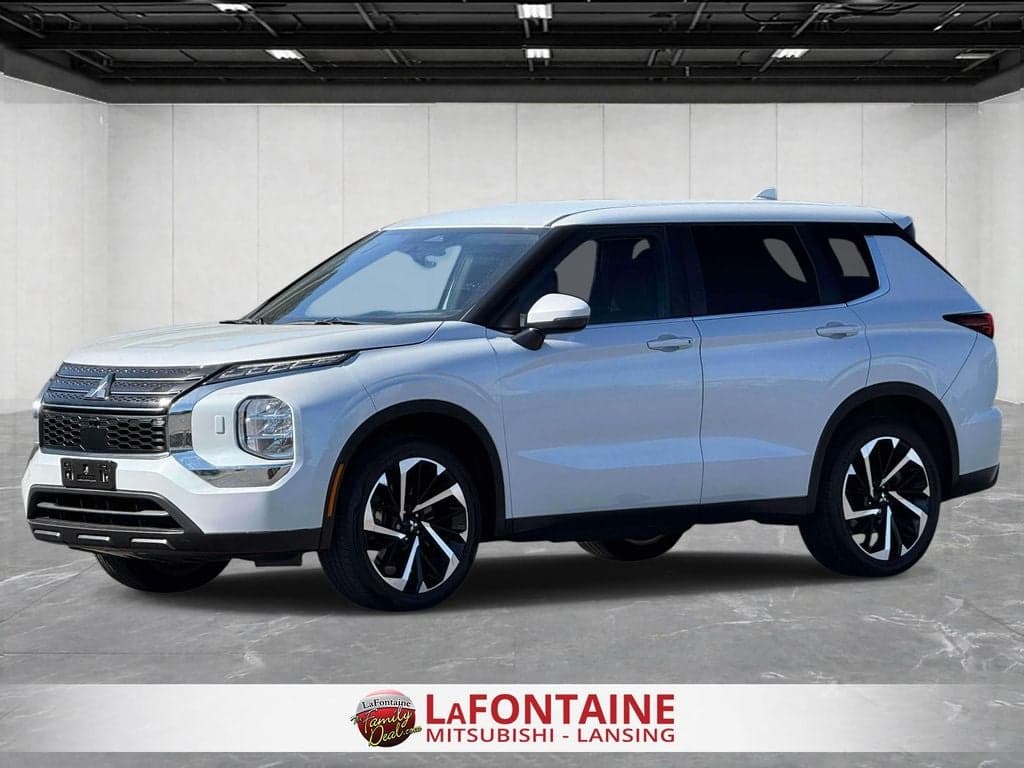 2022 Mitsubishi Outlander ES — photo 1 of 41