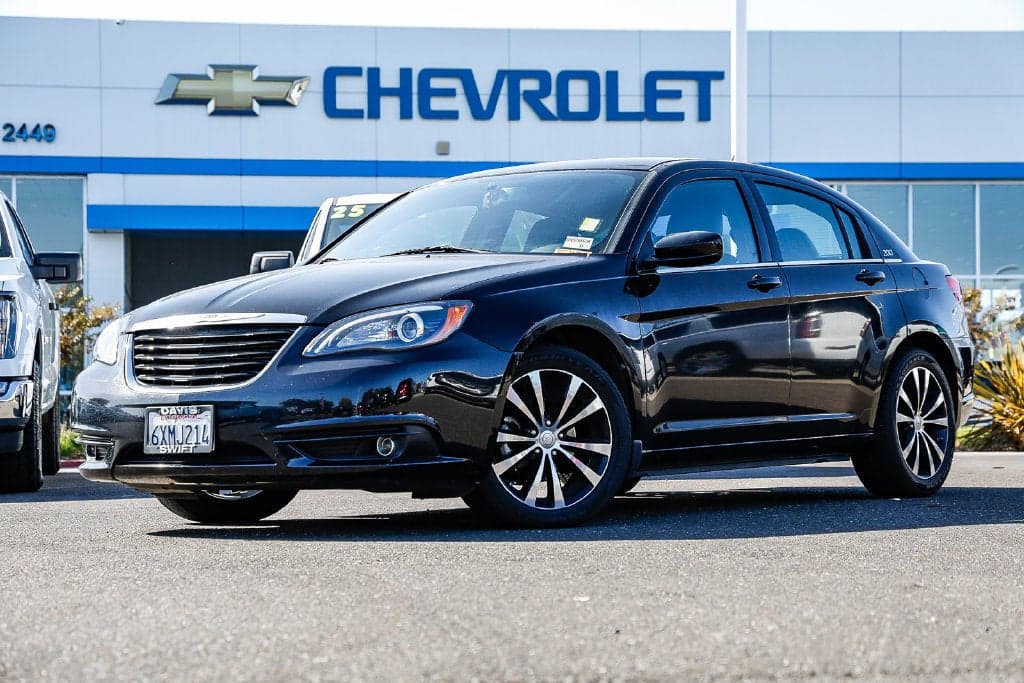 2013 Chrysler 200 Limited — photo 1 of 5
