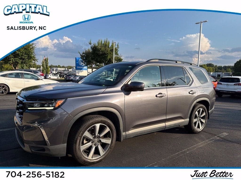 2023 Honda Pilot Touring — photo 1 of 12