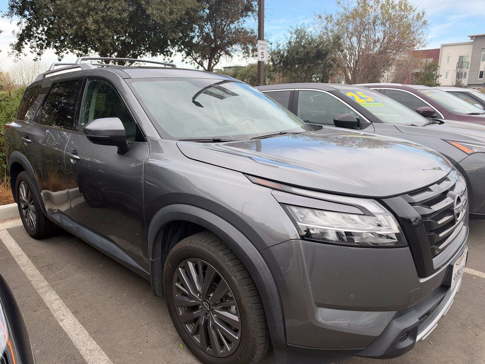 2023 Nissan Pathfinder SL — photo 1 of 6