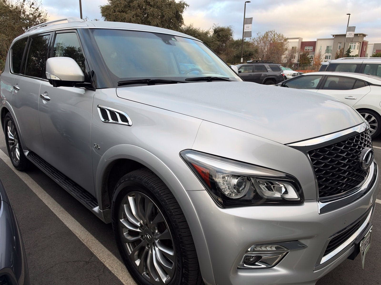 2017 INFINITI QX80 Base — photo 1 of 4