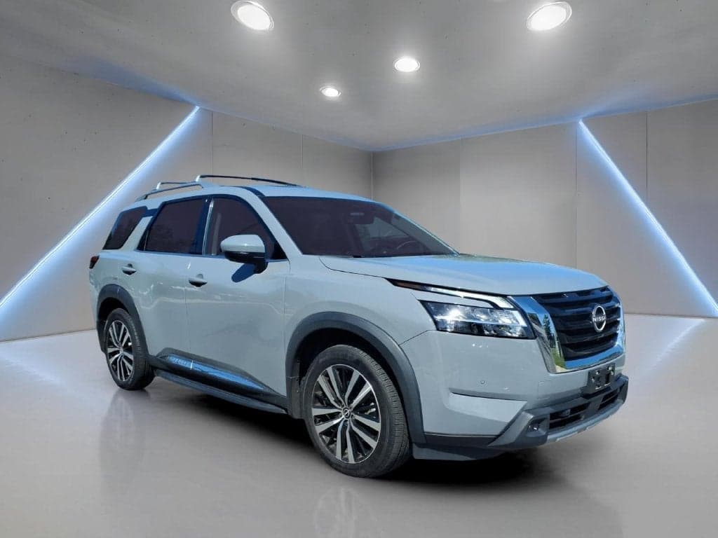 2023 Nissan Pathfinder Platinum — photo 1 of 5