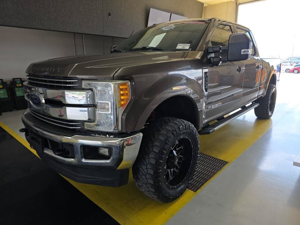 2017 Ford Super Duty F-250 SRW Lariat — photo 1 of 5