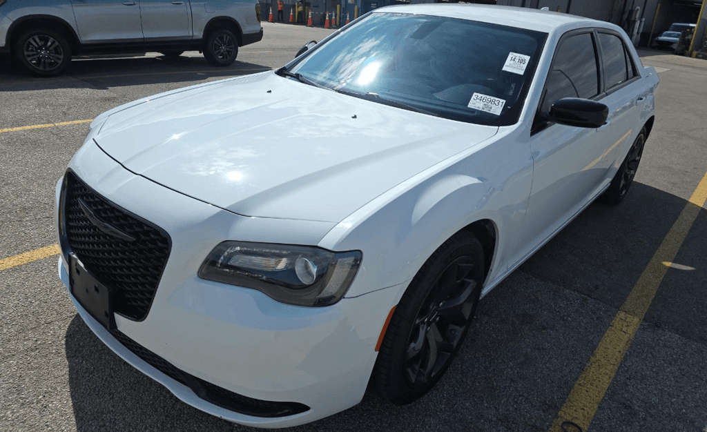 2023 Chrysler 300 Touring — photo 1 of 5