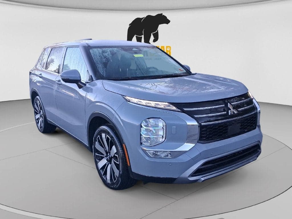 2025 Mitsubishi Outlander Base — photo 1 of 5