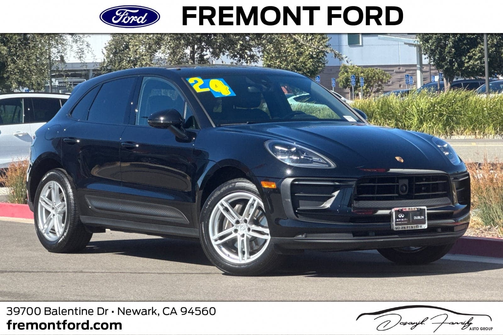 2024 Porsche Macan Base — photo 1 of 72
