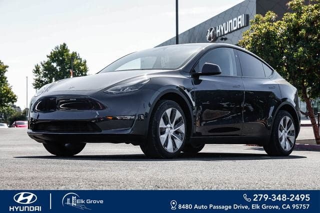 2024 Tesla Model Y Long Range — photo 1 of 38