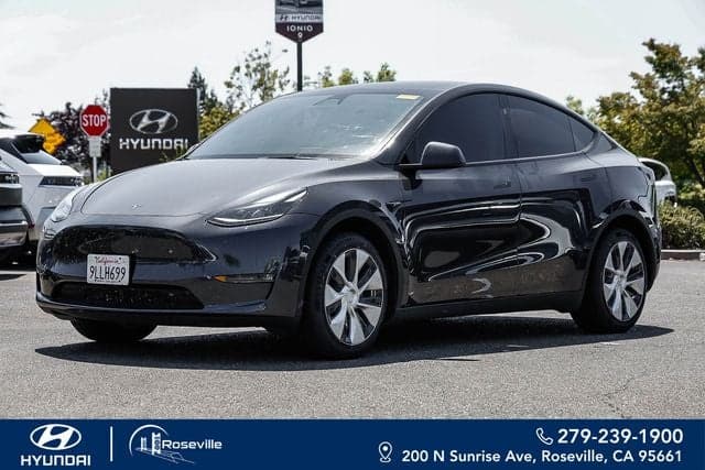 2024 Tesla Model Y Long Range — photo 1 of 38