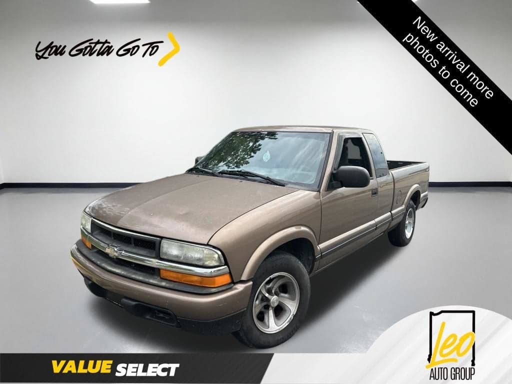 2002 Chevrolet S-10 LS — photo 1 of 7