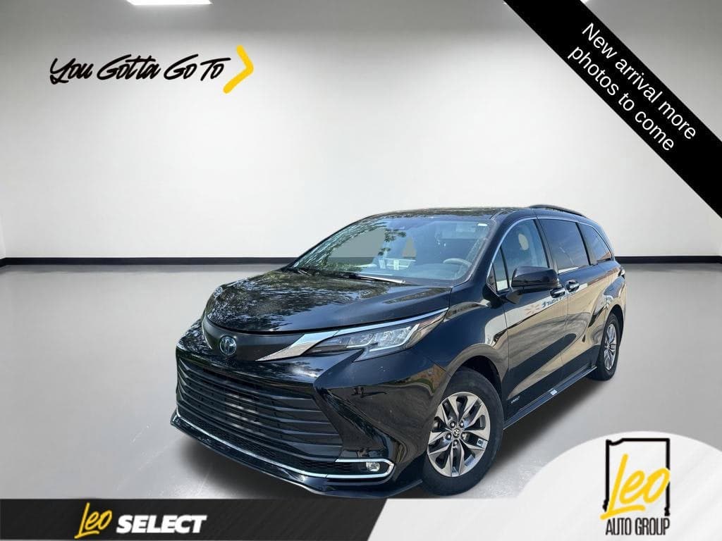 2021 Toyota Sienna XLE — photo 1 of 7