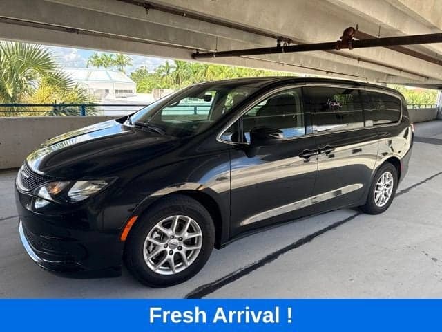 2023 Chrysler Voyager LX — photo 1 of 20